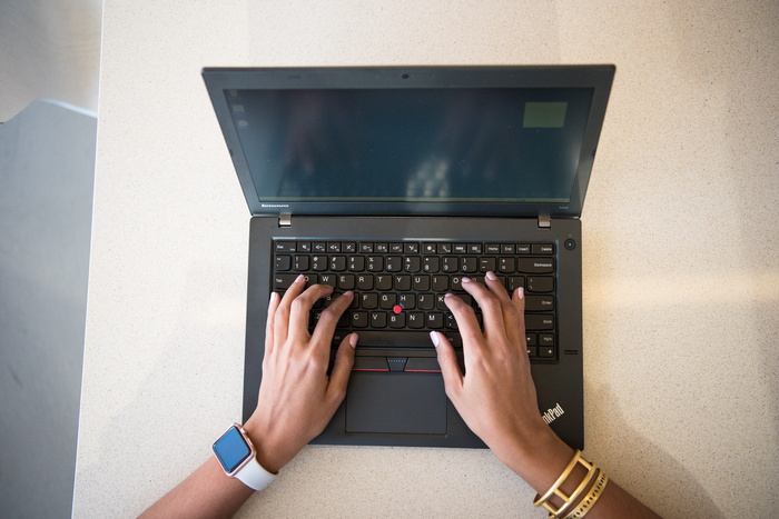 黑色联想Thinkpad上的人手