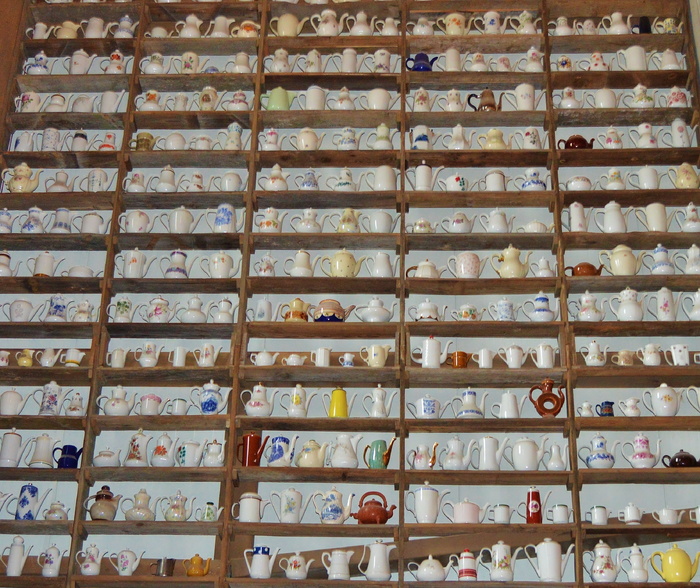 咖啡壶，收藏，瓷器，斜屋顶，局部视图，货架，全框架，一排