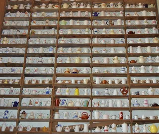 咖啡壶，收藏，瓷器，斜屋顶，局部视图，货架，全框架，一排