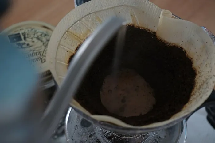 银壶，倒在上面，圆柱形，白色，杯子，咖啡，滴咖啡