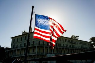 美国国旗在混凝土建筑附近飘扬