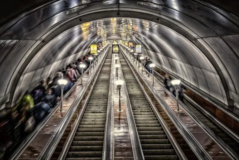 地铁、圣彼得堡、地铁、隧道、楼梯、自动扶梯、交通、下行 地铁、圣彼得堡、地铁、隧道、楼梯、自动扶梯、交通、下行