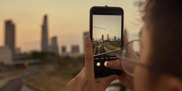 手机，电子，手机，人，人，手指，城市，天空