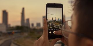 手机，电子，手机，人，人，手指，城市，天空