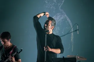 站在麦克风前面的男子