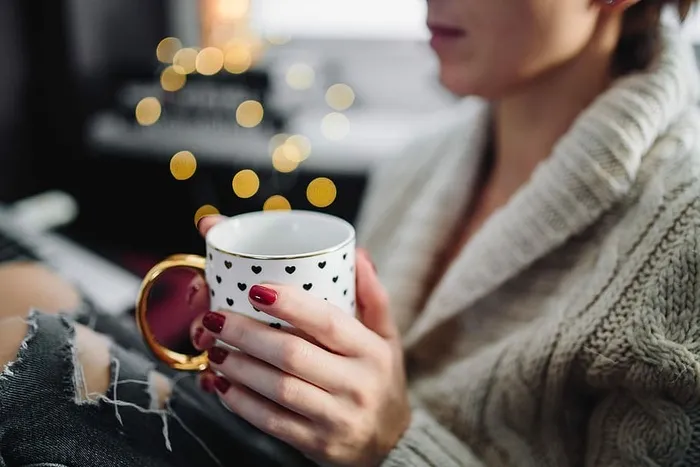 在家庭办公室喝热茶的女人