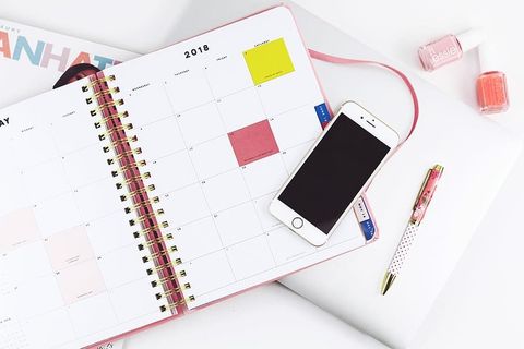 银色iPhone 6搭配白色螺旋形电子书 银色iPhone 6搭配白色螺旋形电子书