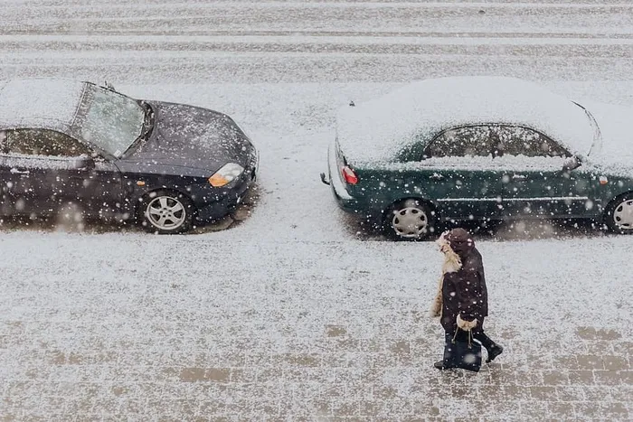 有汽车的雪地街道