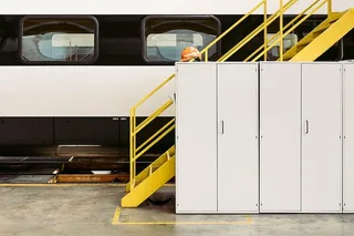 混凝土地板、玻璃、安全帽、工业、储物柜、金属、现代、反光