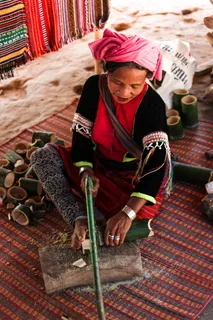 躺在垫子上拿着刀具的女人 躺在垫子上拿着刀具的女人