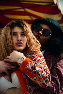 拥抱另一个人的人Phot