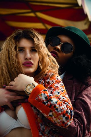 拥抱另一个人的人Phot