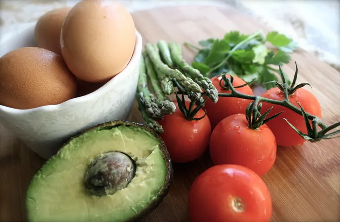 新鲜，鸡蛋，西红柿，鳄梨，西红柿，午餐，开胃菜，早餐