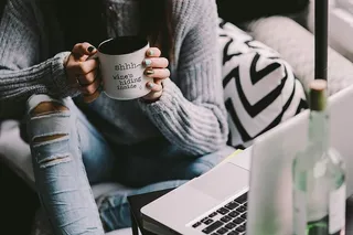 在杯子里喝酒的女孩