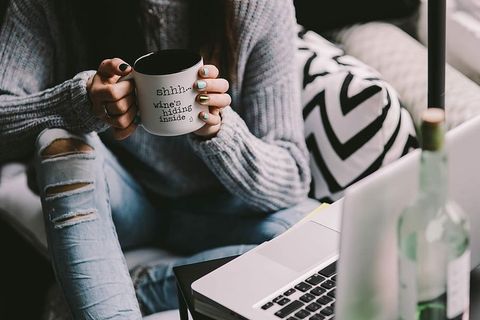 在杯子里喝酒的女孩 在杯子里喝酒的女孩