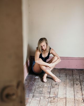 坐在角落里的女人