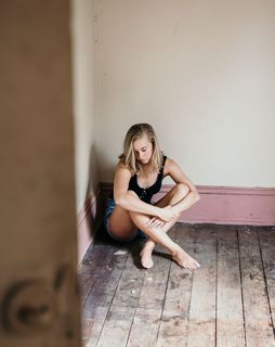 坐在角落里的女人 坐在角落里的女人