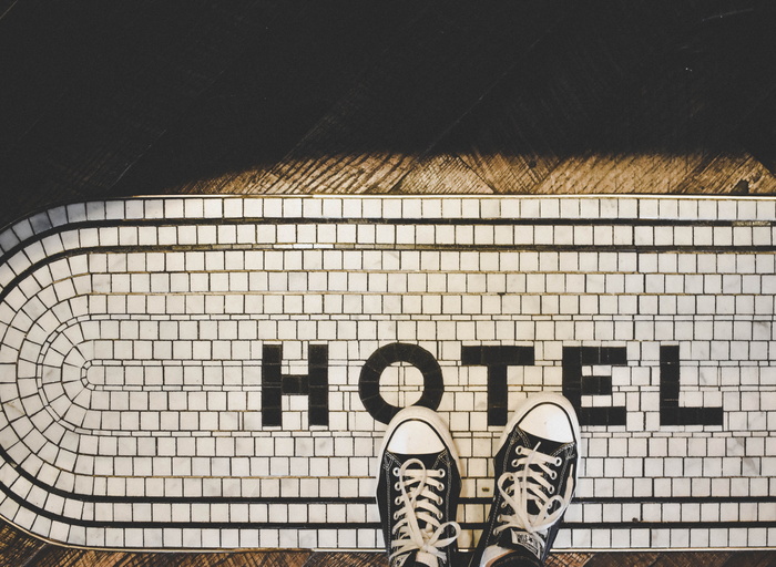 鞋，低截面，个人视角，身体部位，人腿，一个人，人体部位，高角度视图