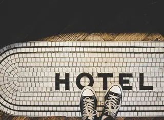 鞋，低截面，个人视角，身体部位，人腿，一个人，人体部位，高角度视图