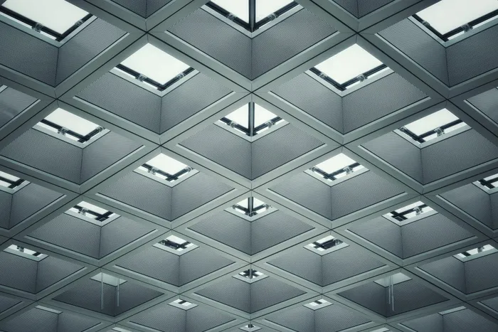 灰色天花板，天花板，窗户，重复，金属，图案，建筑，玻璃