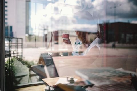 在咖啡馆看书的女人