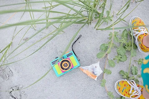 多色数码相机搭配棕色鞋子