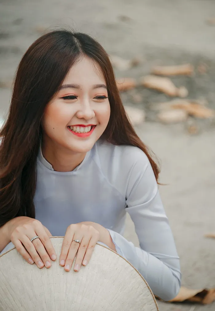 一位戴着圆锥形帽子的妇女的照片