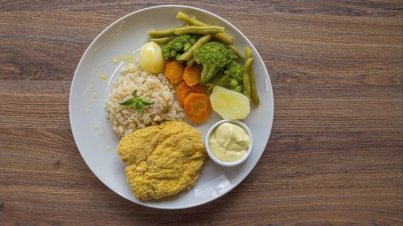 米饭，油炸，肉，花椰菜，豆类，切片，胡萝卜，健康食品