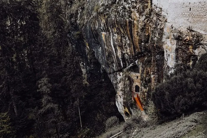 斯洛文尼亚波斯托尼亚洞穴口的Predjama城堡