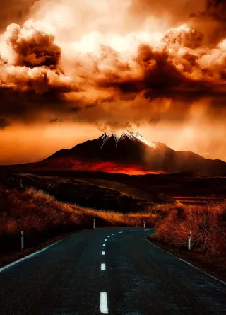 靠近草地和山的道路