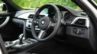 黑色宝马车内饰