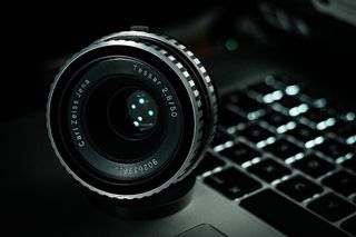笔记本电脑上的黑色单反相机