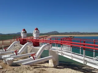 电工，水管工，水管工，水泵，晴空，红色，户外，白天