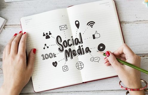 在笔记本上写字的人