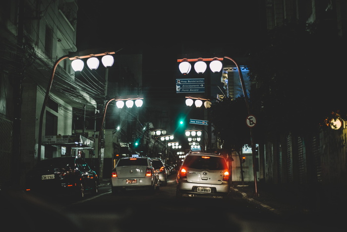 建筑物之间道路上的车辆