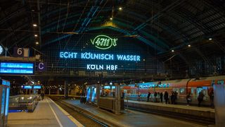 航站楼，火车，火车站，车辆，交通，人，人，地铁