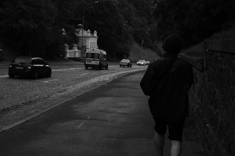 年轻人，继续，继续，道路，救护车，继续，耳机，汽车