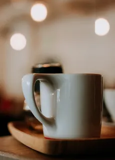 木制托盘上陶瓷杯的浅聚焦摄影 木制托盘上陶瓷杯的浅聚焦摄影