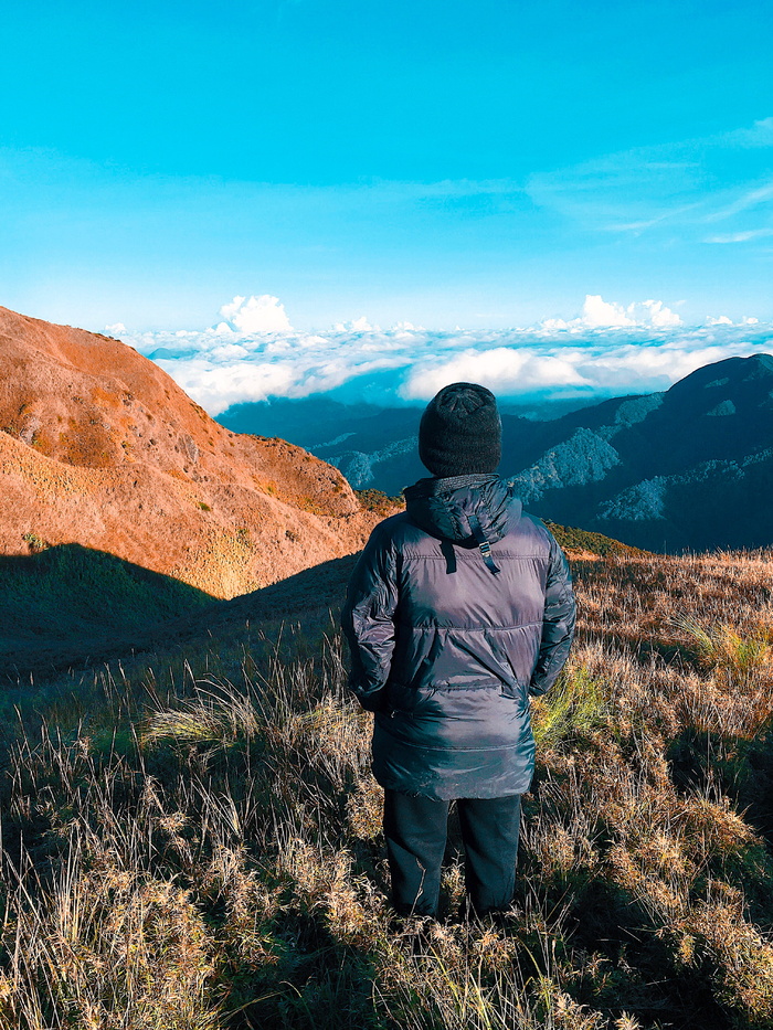 穿着泡泡夹克的男子