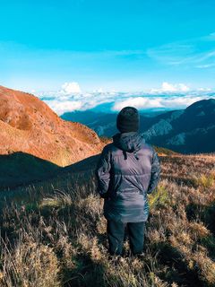 穿着泡泡夹克的男子