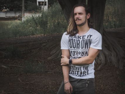 站在树旁边的人