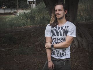 站在树旁边的人