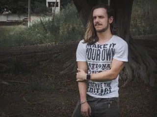 站在树旁边的人