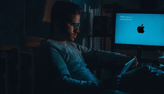 #书籍#灯光#灯光室#photoshop#应用程序、计算机、技术、一人、计算机设备、成人、长相、坐着