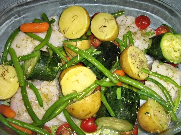 土豆，鳕鱼，西红柿，青豆，迷迭香，食物，蒸熟，蔬菜