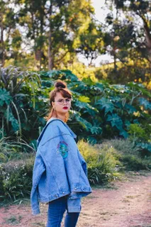 女人看着她的背部 女人看着她的背部