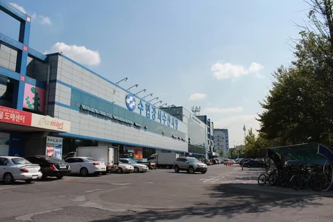 竞争对手必须在河流、鱼市、建筑、天空、云端、交通方式、汽车、交通工具