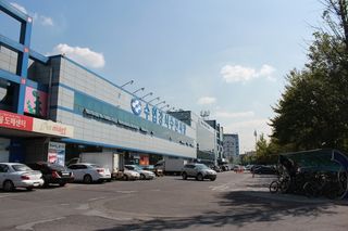 竞争对手必须在河流、鱼市、建筑、天空、云端、交通方式、汽车、交通工具