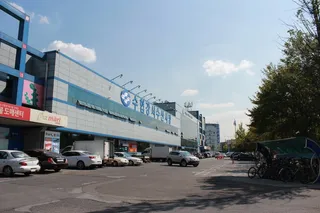 竞争对手必须在河流、鱼市、建筑、天空、云端、交通方式、汽车、交通工具