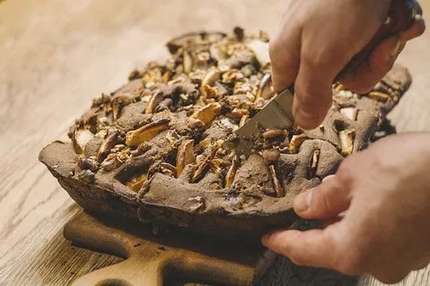 切棕色巧克力的人 切棕色巧克力的人